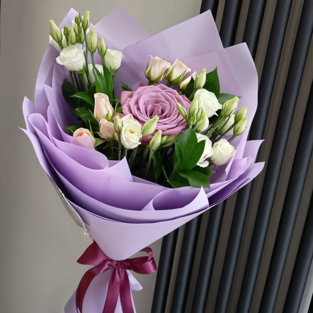 Букет цветов из: Розы и Лизиантусы